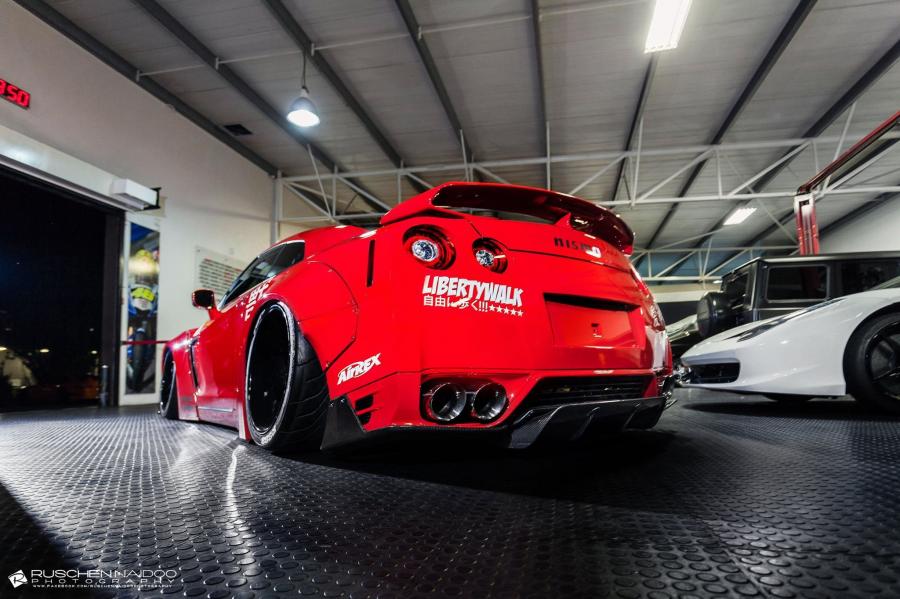  Nissan GT-R by Liberty Walk and RACE! 2018 года  (фото 10 из 11)